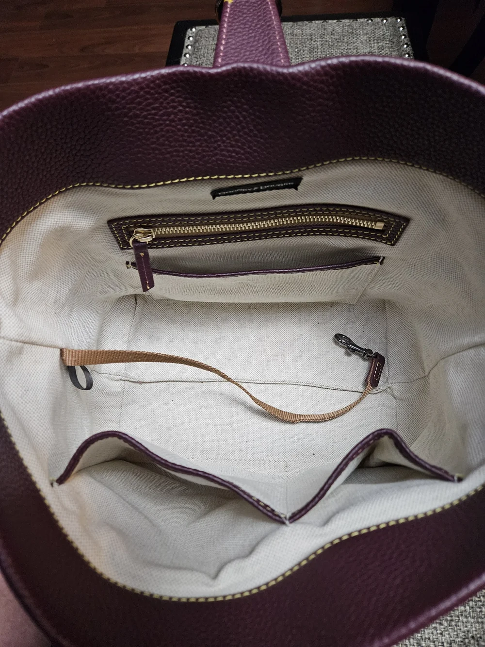 Dooney & Bourke Small Logo Lock Sac Burgundy